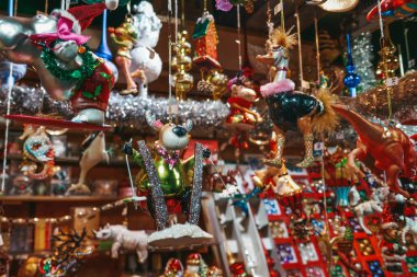 Viyana, Avusturya. Viyana 'nın merkezinde 18.11.2021 noel pazarı. Tatlılarla, Noel oyuncaklarıyla ve dekorasyonlarla.