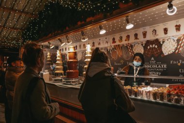 Viyana, Avusturya. Viyana 'nın merkezinde 18.11.2021 noel pazarı. Tatlılarla, Noel oyuncaklarıyla ve dekorasyonlarla.