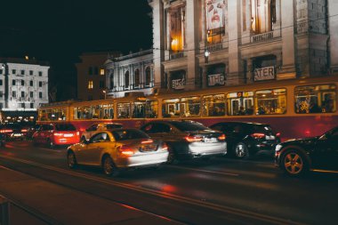 Viyana, Avusturya. 18.11.2021 Gece Şehri. Tramvay sokağın aşağısına gidiyor..