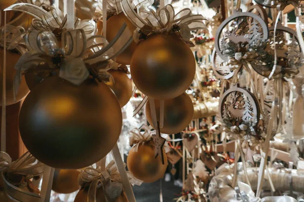 Viyana, Avusturya. Viyana 'nın merkezinde 18.11.2021 noel pazarı. Tatlılarla, Noel oyuncaklarıyla ve dekorasyonlarla.