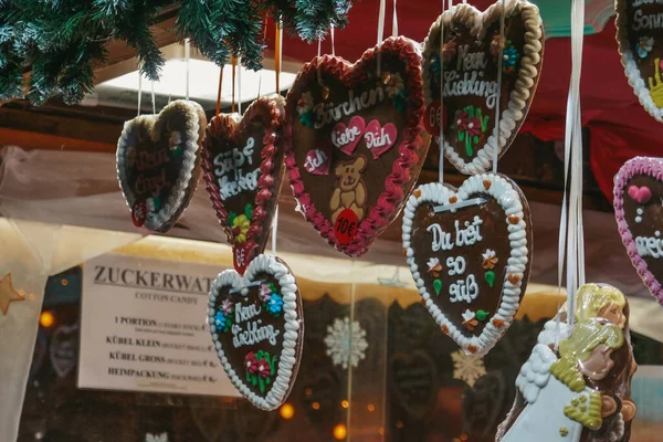 Viyana, Avusturya. Viyana 'nın merkezinde 18.11.2021 noel pazarı. Tatlılarla, Noel oyuncaklarıyla ve dekorasyonlarla.