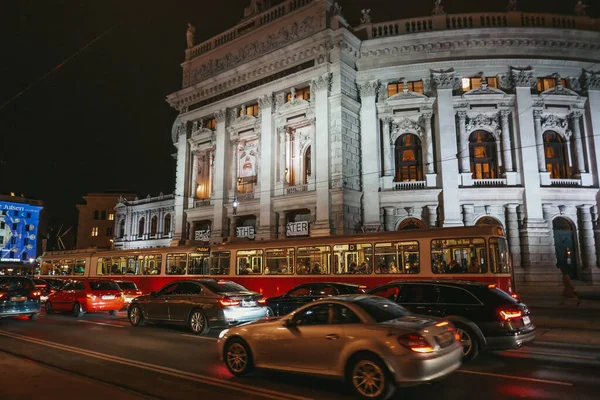 Viyana Avusturya 2021 Gece Şehri Tramvay Sokağın Aşağısına Gidiyor — Stok fotoğraf