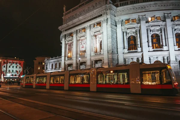 Viyana Avusturya 2021 Gece Şehri Tramvay Sokağın Aşağısına Gidiyor — Stok fotoğraf