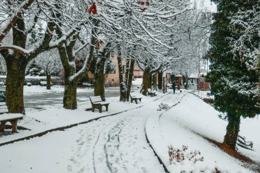 Kasım 'da Avusturya' ya ilk kar yağacak. Şehir karla kaplıydı. Karda güzel bir Avrupa şehri.