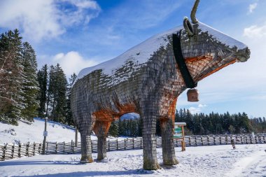 Avusturya 'da büyük bir dağ ineğinin heykeli, Teichalm.