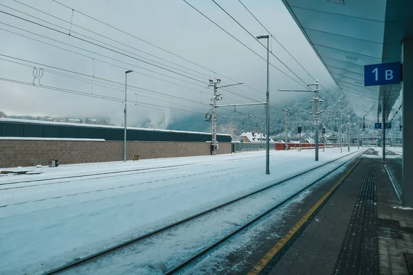 Dworzec Kolejowy Zimą Śniegu Pociągi Pięknej Stacji Kolejowej Austrii — Zdjęcie stockowe