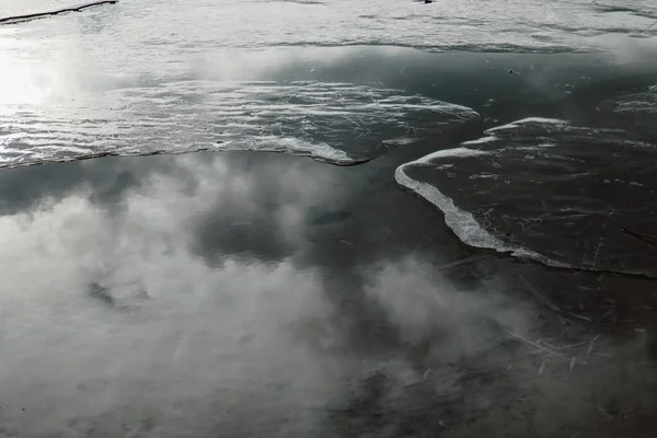 氷は水に溶け 川は溶ける — ストック写真