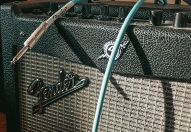 Gitar için kombo yükseltici. Fender enstrüman kablosu ve gitar dolabı.