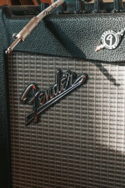 Gitar için kombo yükseltici. Fender enstrüman kablosu ve gitar dolabı.