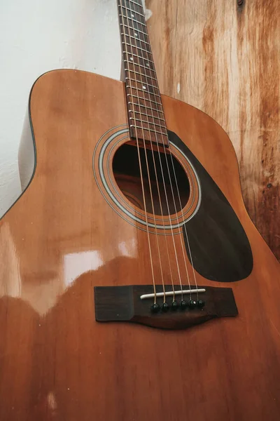 Kahverengi Akustik Gitar Yakın Çekim Telleri — Stok fotoğraf