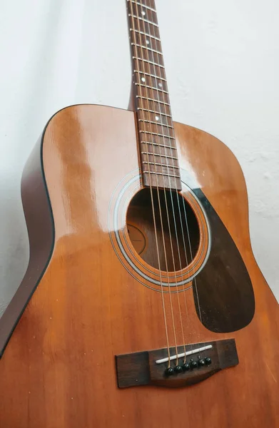 Guitarra Acústica Marrón Cuerdas Primer Plano — Foto de Stock