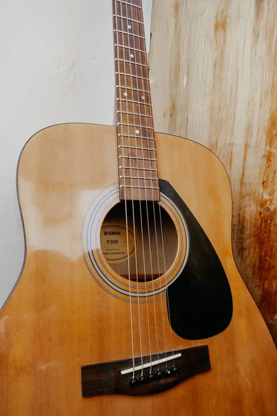 Kahverengi Yamaha Akustik Gitar Yakın Plan — Stok fotoğraf