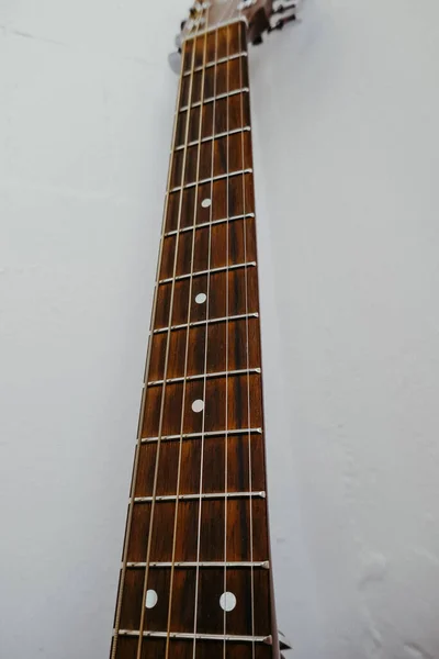 Guitarra Acústica Marrom Cordas Close — Fotografia de Stock