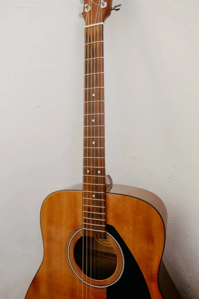 Kahverengi Akustik Gitar Yakın Çekim Telleri — Stok fotoğraf