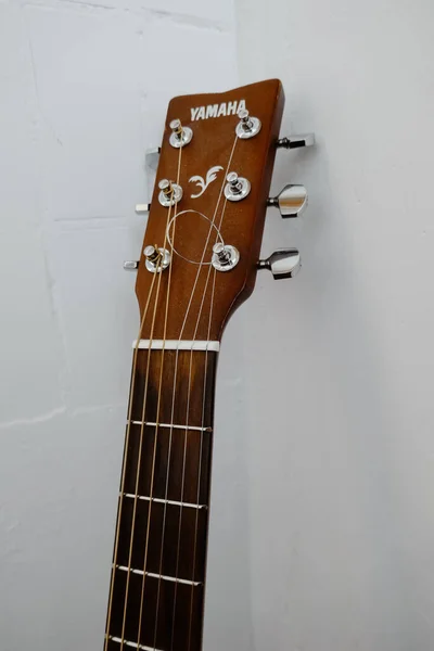 Brown Yamaha Guitarra Acústica Primer Plano — Foto de Stock