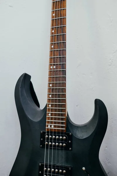 Siyah Elektro Gitar Teller Kapanıyor — Stok fotoğraf