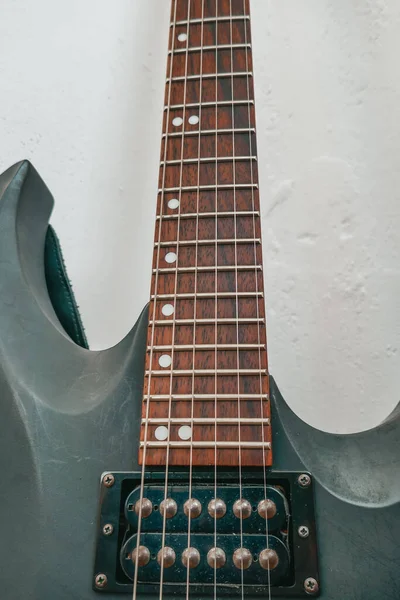 Guitarra Eléctrica Negra Cuerdas Cerca — Foto de Stock