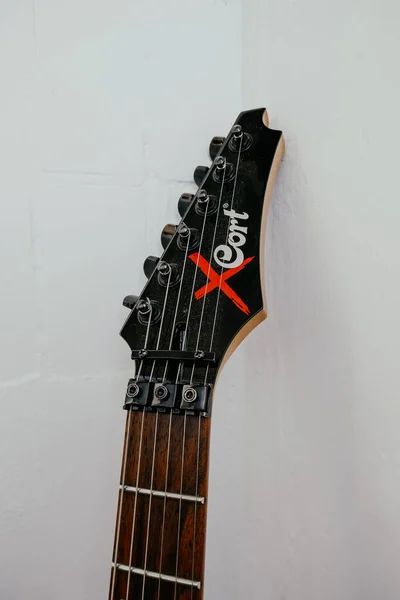 Elektro Gitar Kort Gitarın Yakın Planında Askılar Teller — Stok fotoğraf