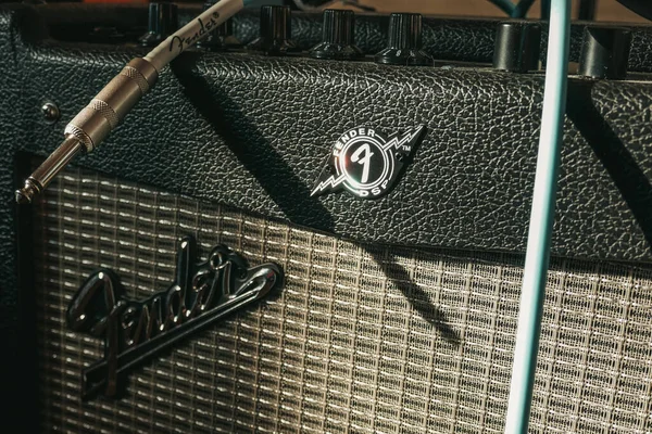 Gitar için kombo yükseltici. Fender enstrüman kablosu ve gitar dolabı.