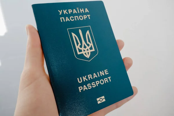 白い背景に手にウクライナの市民のパスポート — ストック写真