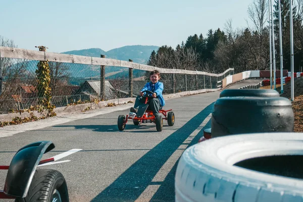 Crianças Andam Carros Infantis Pequenos Parque Infantil Karting Para Crianças Imagem De Stock