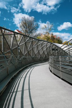 Graz, Avusturya 'daki modern bina. Nehirdeki modern restoran..