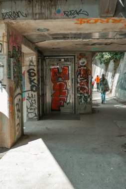 Graz, Avusturya. 04.14.2022. Sokaktaki asansör duvar yazısıyla boyanmış..