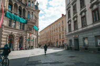 Graz, Avusturya. 04.14.2022 Eski Avrupa kenti Graz 'ın merkezinde insanlar şehirde yürüyor..