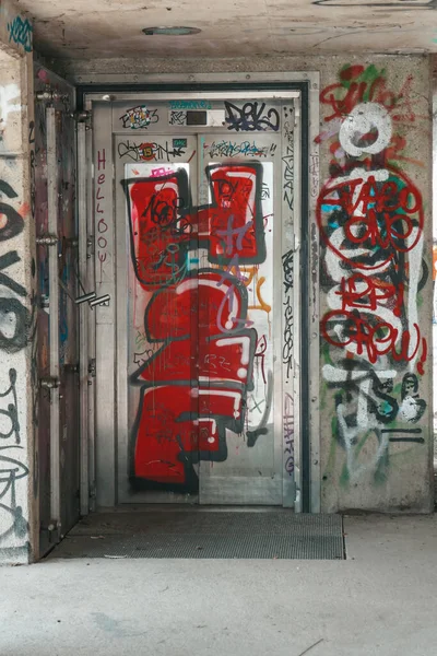 Graz, Avusturya. 04.14.2022. Sokaktaki asansör duvar yazısıyla boyanmış..