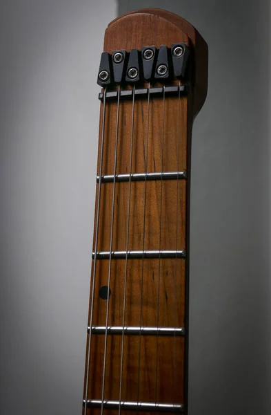 Kafasız Elektro Gitar Gitarın Boynu Pişmiş Ahşaptan Gitarın Boynundaki Tellerden — Stok fotoğraf