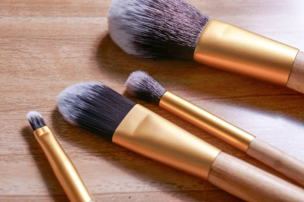 Ahşap arka planda izole edilmiş makyaj fırçaları. Güzel makyaj fırçası.