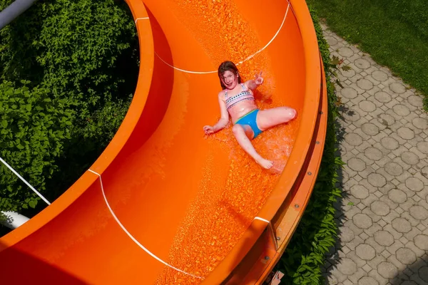Uma Menina Nada Piscina Cavalga Nos Escorregas Água Criança Tem — Fotografia de Stock