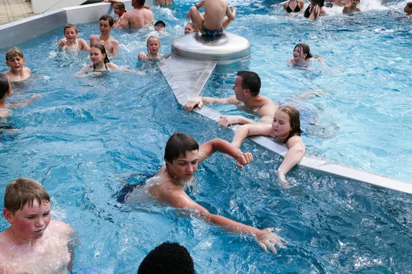 Bambini Nuotano Nella Piscina All Aperto Del Parco Bambini Rilassano — Foto Stock