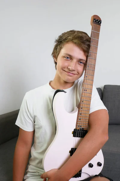 Retrato Jovem Rapaz Adolescente Com Uma Guitarra Crianças Tocam Guitarra — Fotografia de Stock