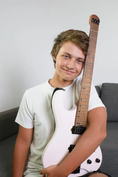 Portrait Jeune Garçon Adolescent Avec Une Guitare Les Enfants Jouent — Photo