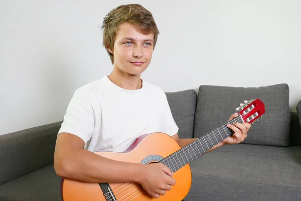 Retrato Jovem Rapaz Adolescente Com Uma Guitarra Crianças Tocam Guitarra — Fotografia de Stock