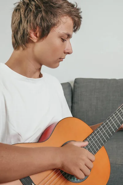Portrét Mladého Chlapce Teenager Kytarou Děti Hrají Elektrickou Kytaru Klasickou — Stock fotografie