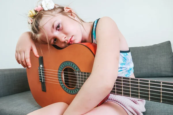 기타를 가진아이 클래식 기타를 연주하는 — 스톡 사진