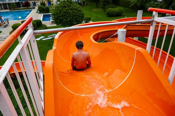 Дети Мальчик Девочка Проводят Свой Отпуск Аквапарке Дети Плавают Бассейне — стоковое фото