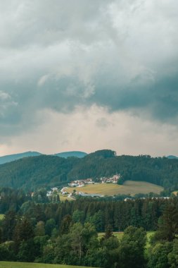 Avusturya, Styria toprakları. Yağmurdan sonra bir dağ köyünde güzel bir dağ manzarası. Avusturya 'nın güzel doğası, dağlardaki yol..
