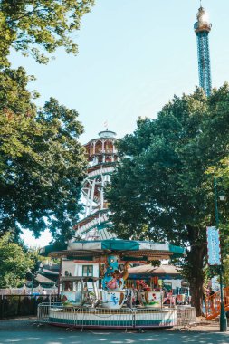 Viyana, Avusturya. 23.06.2022 çocuk ve aile lunaparkta yürüyor. Avrupa 'nın en eski eğlence parkı. Avusturya, Prater Parkı.