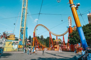 Viyana, Avusturya. 23.06.2022 çocuk ve aile lunaparkta yürüyor. Avrupa 'nın en eski eğlence parkı. Avusturya, Prater Parkı.