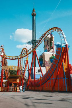 Viyana, Avusturya. 23.06.2022 çocuk ve aile lunaparkta yürüyor. Avrupa 'nın en eski eğlence parkı. Avusturya, Prater Parkı.