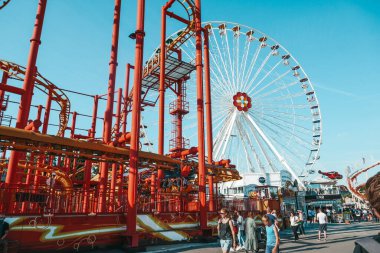 Viyana, Avusturya. 23.06.2022 çocuk ve aile lunaparkta yürüyor. Avrupa 'nın en eski eğlence parkı. Avusturya, Prater Parkı.
