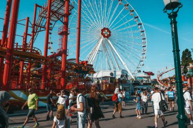 Viyana, Avusturya. 23.06.2022 çocuk ve aile lunaparkta yürüyor. Avrupa 'nın en eski eğlence parkı. Avusturya, Prater Parkı.