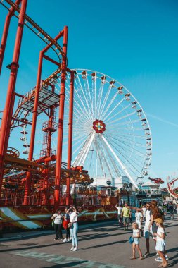 Viyana, Avusturya. 23.06.2022 çocuk ve aile lunaparkta yürüyor. Avrupa 'nın en eski eğlence parkı. Avusturya, Prater Parkı.