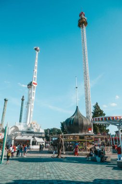 Viyana, Avusturya. 23.06.2022 çocuk ve aile lunaparkta yürüyor. Avrupa 'nın en eski eğlence parkı. Avusturya, Prater Parkı.