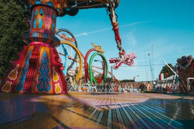 Viyana, Avusturya. 23.06.2022 çocuk ve aile lunaparkta yürüyor. Avrupa 'nın en eski eğlence parkı. Avusturya, Prater Parkı.