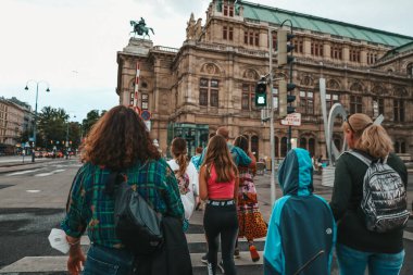 Viyana Operası, dünyanın en güzel opera binası. Akşam Viyana yağmuru sırasında, şehrin merkezi caddeleri ve manzarası.