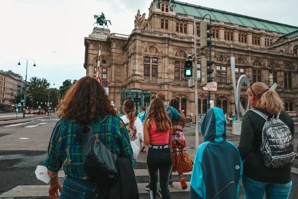 Viyana Operası, dünyanın en güzel opera binası. Akşam Viyana yağmuru sırasında, şehrin merkezi caddeleri ve manzarası.